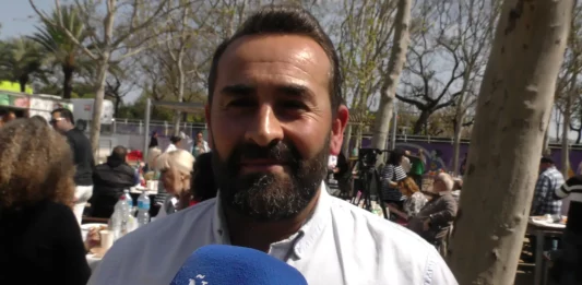 FOTOGRAFÍA. BARCELONA (REINO DE ESPAÑA), 05 DE ABRIL DE 2025. El concejal del Grupo Municipal del partido en el Ayuntamiento de Mataró, José Casado Ortega, participa este mediodía en la Butifarrada popular de VOX en el Parque Nudo Trinidad de la ciudad de Barcelona. Lasvocesdelpueblo (Ñ Pueblo)