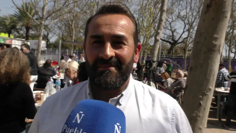 FOTOGRAFÍA. BARCELONA (REINO DE ESPAÑA), 05 DE ABRIL DE 2025. El concejal del Grupo Municipal del partido en el Ayuntamiento de Mataró, José Casado Ortega, participa este mediodía en la Butifarrada popular de VOX en el Parque Nudo Trinidad de la ciudad de Barcelona. Lasvocesdelpueblo (Ñ Pueblo)