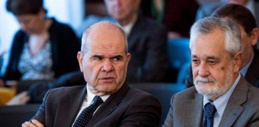 FOTOGRAFÍA. SEVILLA (ESPAÑA), 03 DE DICIEMBRE DE 2019. Los expresidentes socialistas del gobierno autonómico de la Junta de Andalucía, Manuel Chaves (i) y José Antonio Griñán (d), hoy en la sala de la Audiencia de Sevilla en el juicio. Efe