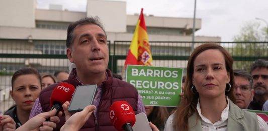 FOTOGRAFÍA. FUENLABRADA (MADRID) REINO DE ESPAÑA, 1 DE ABRIL DE 2025. La portavoz del Grupo Parlamentario de VOX en la Asamblea de Madrid, Isabel Pérez Moñino-Aranda (d), y el portavoz nacional de Seguridad e Inmigración de VOX, Samuel Vázquez Álvarez, visitaron hoy el centro de ilegales supuestos Menores Extranjeros No Acompañados (MENA) de Fuenlabrada, tras los actos violentos registrados este lunes. Lasvocesdelpueblo (Ñ Pueblo)
