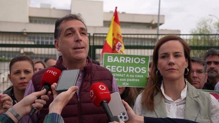 FOTOGRAFÍA. FUENLABRADA (MADRID) REINO DE ESPAÑA, 1 DE ABRIL DE 2025. La portavoz del Grupo Parlamentario de VOX en la Asamblea de Madrid, Isabel Pérez Moñino-Aranda (d), y el portavoz nacional de Seguridad e Inmigración de VOX, Samuel Vázquez Álvarez, visitaron hoy el centro de ilegales supuestos Menores Extranjeros No Acompañados (MENA) de Fuenlabrada, tras los actos violentos registrados este lunes. Lasvocesdelpueblo (Ñ Pueblo)