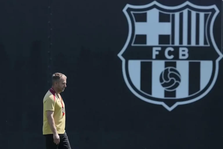 FOTOGRAFÍA. BARCELONA (CATALUÑA) REINO DE ESPAÑA, 30 DE ABRIL DE 2025. El entrenador del FC Barcelona, Hansi Flick, durante la rueda de prensa posterior al entrenamiento que el equipo azulgrana ha realizado en la en la ciudad deportiva Joan Gamper para preparar el partido de ida de semifinales de la Liga de Campeones que mañana disputarán ante el Inter de Milán. Efe