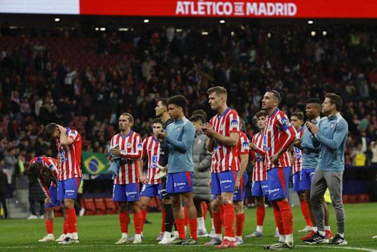 FOTOGRAFÍA. MADRID (REINO DE ESPAÑA), 02 DE ABRIL DE 2025.- Los jugadores del Atlético de Madrid a la finalización del encuentro correspondiente a la vuelta de las semifinales de la Copa del Rey que han disputado hoy miércoles Atlético de Madrid y FC Barcelona en el estadio Metropolitano, en Madrid. Efe
