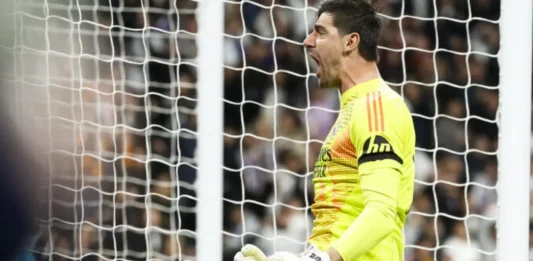 FOTOGRAFÍA. MADRID (REINO DE ESPAÑA), 16 DE ABRIL DE 2025. El guardameta del Real Madrid Thibaut Courtois celebra tras parar el penalti lanzado por Bukayo Saka, del Arsenal, durante el partido de vuelta de cuartos de final de la Liga de Campeones que Real Madrid y Arsenal juegan en el estadio Santiago Bernabéu. Efe