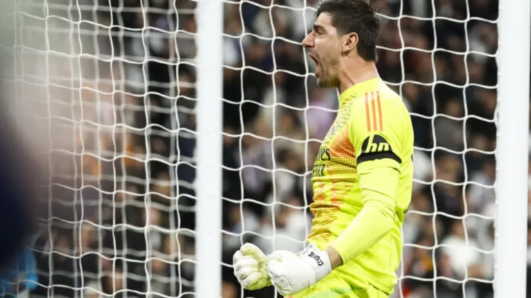 FOTOGRAFÍA. MADRID (REINO DE ESPAÑA), 16 DE ABRIL DE 2025. El guardameta del Real Madrid Thibaut Courtois celebra tras parar el penalti lanzado por Bukayo Saka, del Arsenal, durante el partido de vuelta de cuartos de final de la Liga de Campeones que Real Madrid y Arsenal juegan en el estadio Santiago Bernabéu. Efe