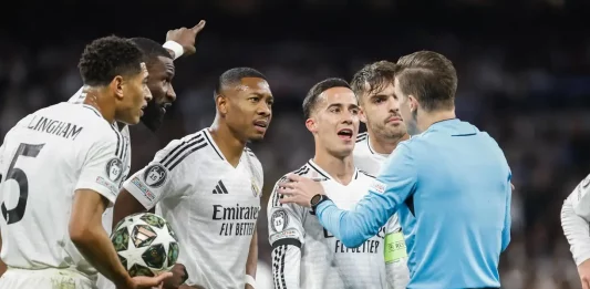 FOTOGRAFÍA. MADRID (REINO DE ESPAÑA), 16 DE ABRIL DE 2025. Los jugadores del Real Madrid protestan el penalti pitado por el árbitro durante el partido de vuelta de cuartos de final de la Liga de Campeones entre Real Madrid y el Arsenal en el estadio Santiago Bernabéu. Efe