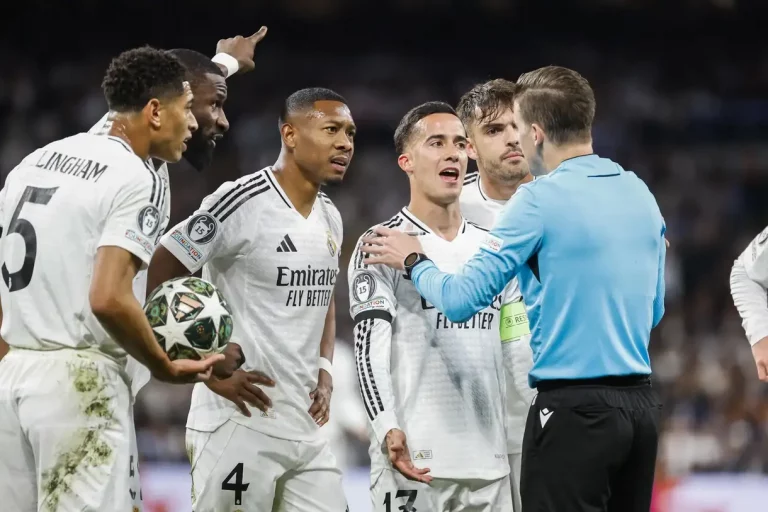 FOTOGRAFÍA. MADRID (REINO DE ESPAÑA), 16 DE ABRIL DE 2025. Los jugadores del Real Madrid protestan el penalti pitado por el árbitro durante el partido de vuelta de cuartos de final de la Liga de Campeones entre Real Madrid y el Arsenal en el estadio Santiago Bernabéu. Efe