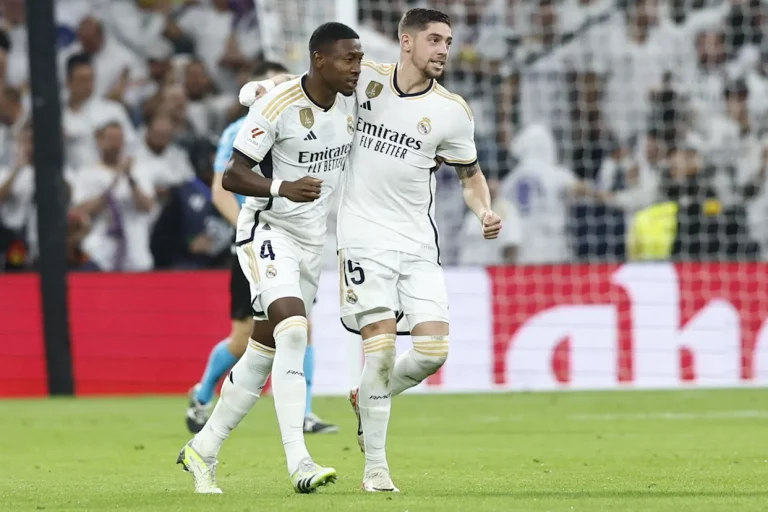 FOTOGRAFÍA. LONDRES (REINO UNIDO), 08 DE ABRIL DE 2025. Jude Bellingham (I), jugador del Real Madrid, durante el calentamiento en Londres. Efe