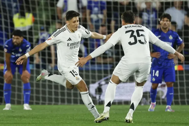 FOTOGRAFÍA. GETAFE (COMUNIDAD DE MADRID) REINO DE ESPAÑA, 23 DE ABRIL DE 2025. Los jugadores del Real Madrid, el turco Arda Guler (i) y Raúl Asencio, celebran el primer gol del equipo madridista durante el encuentro correspondiente a la jornada 33 de Laliga EA Sports que disputaron Getafe y Real Madrid en el Coliseum de la localidad madrileña. Efe