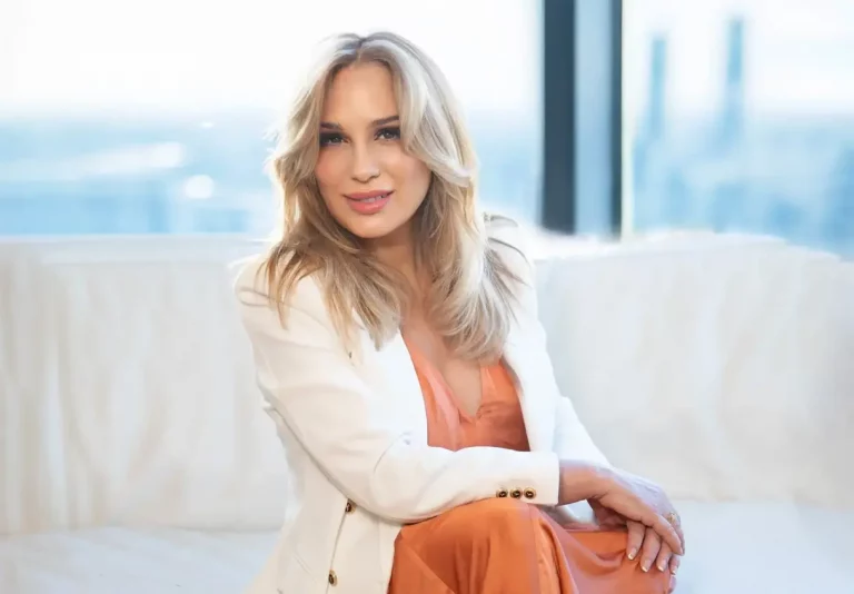 FOTOGRAFÍA. DUBÁI (EMIRATOS ÁRABES UNIDOS), 24 DE ABRIL DE 2025. Lola Sopeña, empresaria española con mas de 35 años de experiencia, dirige "Dubái Capital Pro" en el Medio Oriente. Se tarta de una empresa de capital 100 % español instaurada en Dubái ((Emiratos Árabes Unidos), es una gran opción para ayudarte en el proceso, está especializada en inversiones inmobiliarias desde hace mas de 15 años, así como en la apertura de Sociedades y consultoría en General. Lasvocesdelpueblo (Ñ Pueblo)