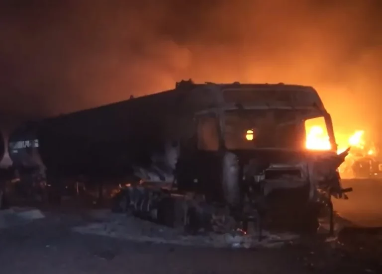 FOTOGRAFÍA. RAS ISLA (HODEIDAH) YEMEN, 18 DE ABRIL DE 2025. Captura de pantalla proporcionada por el canal de televisión al-Masirah, controlada por los Hutíes, que muestra los estragos causados por el bombardeo estadounidense sobre el puerto de combustible de Ras Isa, en la provincia portuaria de Hodeidah (Yemen). Efe