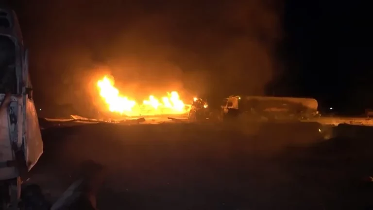 FOTOGRAFÍA. RAS ISLA (HODEIDAH) YEMEN, 18 DE ABRIL DE 2025. Captura de pantalla proporcionada por el canal de televisión al-Masirah, controlada por los Hutíes, que muestra los estragos causados por el bombardeo estadounidense sobre el puerto de combustible de Ras Isa, en la provincia portuaria de Hodeidah (Yemen). Efe