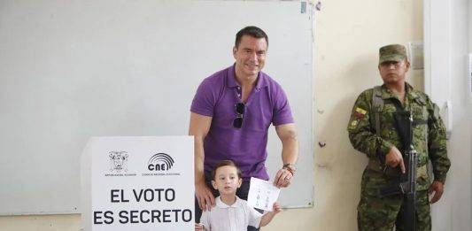 FOTOGRAFÍA. OLEÓN (ECUADOR), 13 DE ABRIL DE 2025. El presidente de Ecuador y candidato a la reelección, Daniel Noboa, vota acompañado de uno de sus hijos, este domingo en Olón (Ecuador). Efe