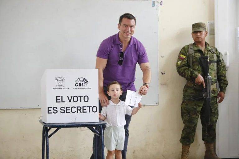 FOTOGRAFÍA. OLEÓN (ECUADOR), 13 DE ABRIL DE 2025. El presidente de Ecuador y candidato a la reelección, Daniel Noboa, vota acompañado de uno de sus hijos, este domingo en Olón (Ecuador). Efe