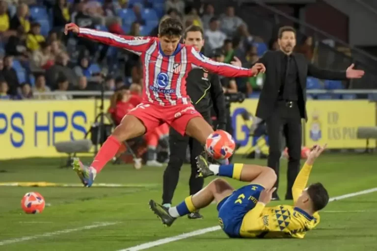 FOTOGRAFÍA. LAS PALMAS DE GRAN CANARIA 8ISLAS CANARIAS) REINO DE ESPAÑA, 19 DE ABRIL DE 2025. El centrocampista del Atlético de Madrid Giuliano Simeone (i) lucha con Mika Mármol, de Las Palmas, durante el partido de la jornada 32 de LaLiga que UD Las Palmas y Atlético de Madrid disputan hoy sábado en el estadio de Gran Canaria. Efe