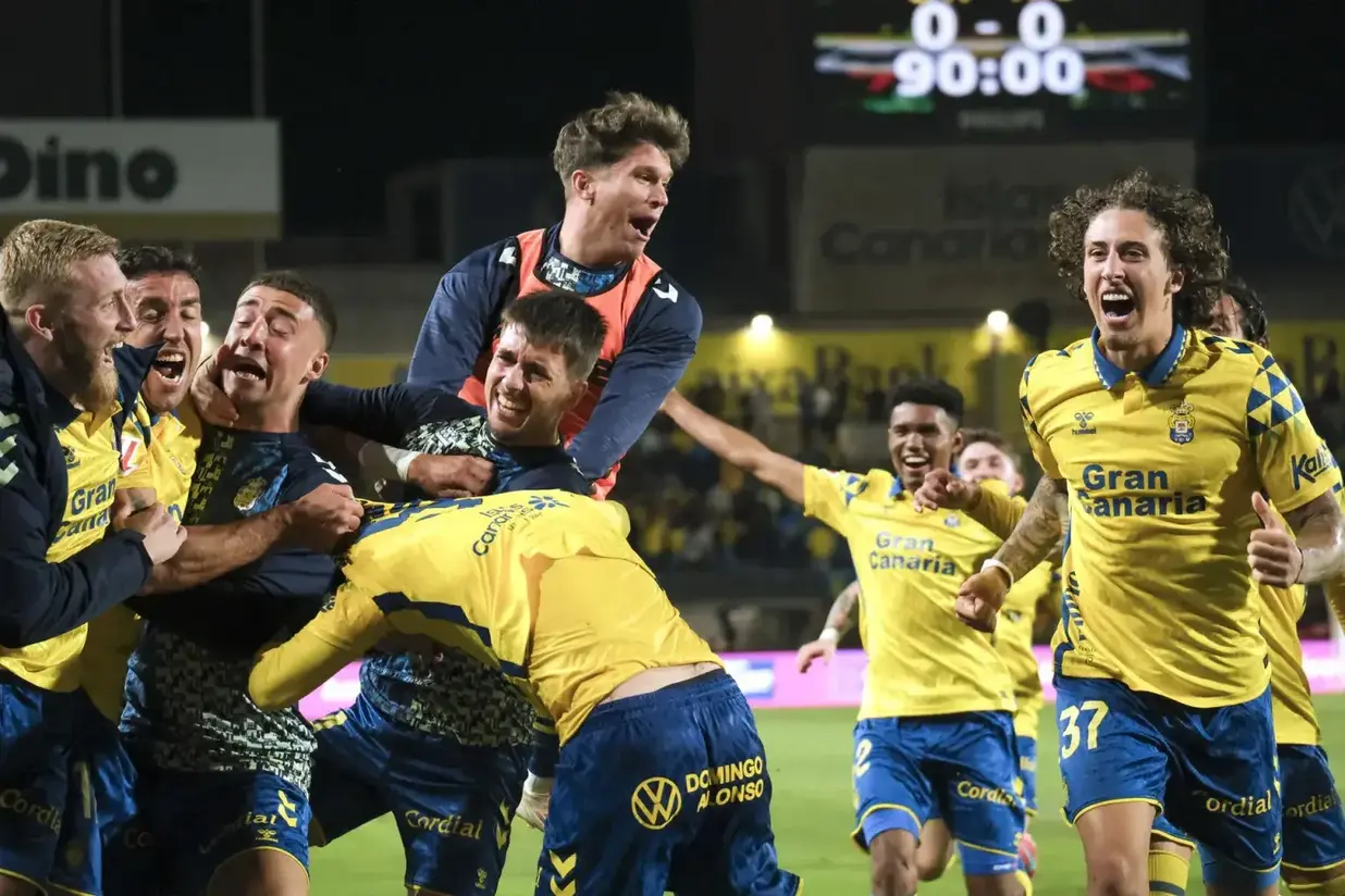 FOTOGRAFÍA. LAS PALMAS DE GRAN CANARIA 8ISLAS CANARIAS) REINO DE ESPAÑA, 19 DE ABRIL DE 2025. Los jugadores de Las Palmas celebran el gol de Javier Muñoz durante el partido de la jornada 32 de LaLiga que UD Las Palmas y Atlético de Madrid disputaron en el estadio de Gran Canaria. Efe