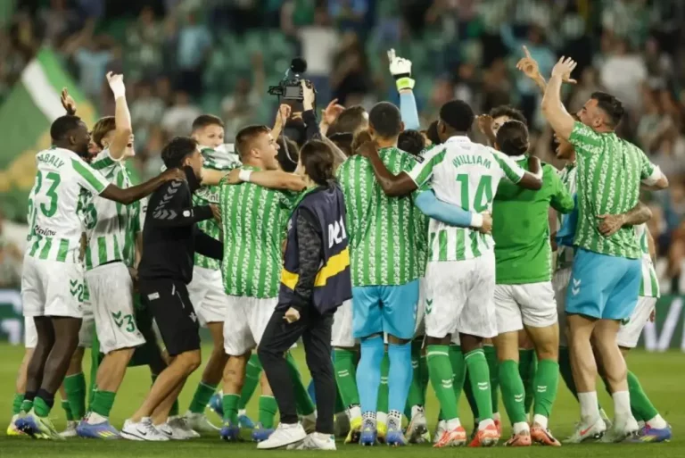 FOTOGRAFÍA. SEVILLA (ANDALUCÍA) REINO DE ESPAÑA, 24 DE ABRIL DE 2025. Los jugadores del Betis celebran la victoria al término del partido de LaLiga de fútbol que Real Betis y Real Valladolid han disputado este jueves en el estadio Benito Villamarín, en Sevilla. Efe