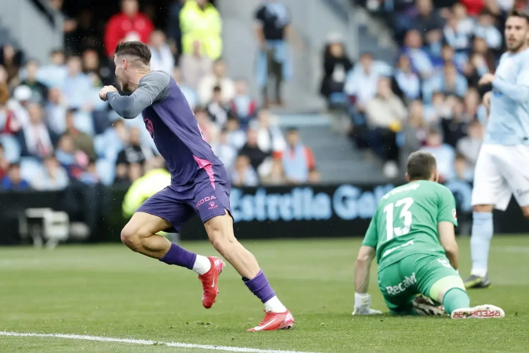 FOTOGRAFÍA. VIGO 8GALICIA) REINO DE ESPAÑA, 12 DE ABRIL DE 2025. El delantero del Espanyol Roberto Fernández (i) tras marcar ante el Celta, durante el partido de LaLiga en Primera División que Celta de Vigo y RCD Espanyol disputan en el estadio de Balaídos. Efe