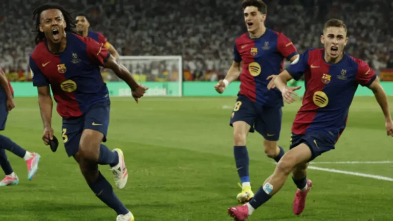 FOTOGRAFÍA. SEVILLA (ANADALUCÍA) REINO DE ESPAÑA, 26 DE ABRIL DE 2025. El defensa francés del Barcelona Jules Koundé (i) celebra el tercer gol de su equipo durante la final de la Copa del Rey que disputaron Real Madrid y FC Barcelona en el estadio de La Cartuja, en Sevilla. Efe