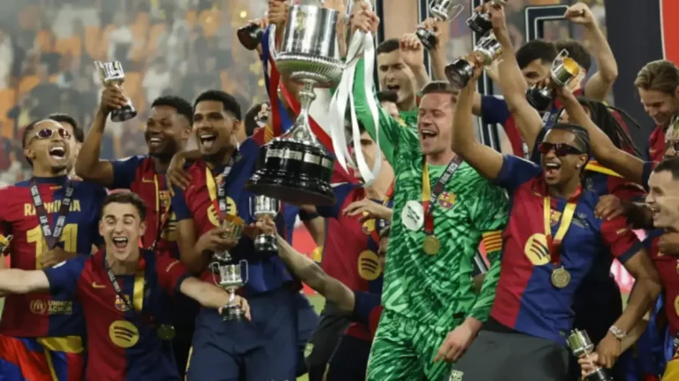 FOTOGRAFÍA. SEVILLA (ANADALUCÍA) REINO DE ESPAÑA, 26 DE ABRIL DE 2025. Los jugadores del FC Barcelona celebran su victoria en la final de la Copa del Rey a la finalización del encuentro que han disputado Real Madrid y FC Barcelona en el estadio de La Cartuja, en Sevilla. Efe