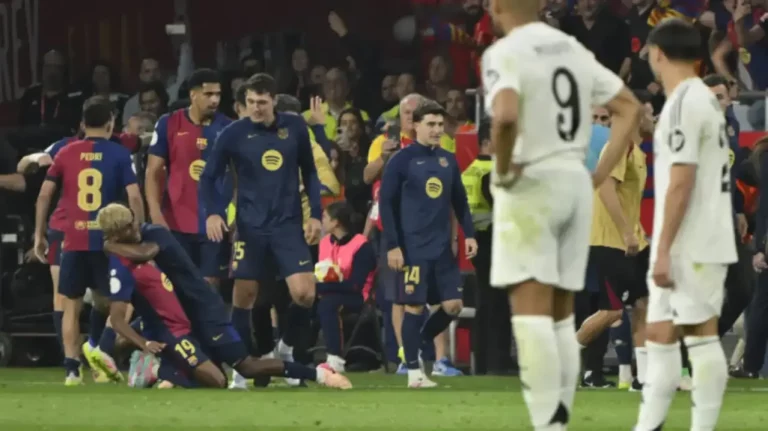 FOTOGRAFÍA. SEVILLA (ANADALUCÍA) REINO DE ESPAÑA, 26 DE ABRIL DE 2025. Los jugadores del Barcelona celebran el tercer gol de su equipo durante la final de la Copa del Rey que disputaron Real Madrid y FC Barcelona en el estadio de La Cartuja, en Sevilla. Efe