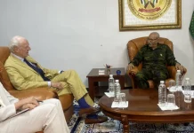 El Frente Polisario insiste en «el derecho a la autodeterminación» FOTOGRAFÍA. TINDUF (ARGELIA), 05 DE ABRIL DE 2025. El enviado especial de las Naciones Unidas para el Sahara Occidental, Staffan de Mistura (i), durante su visita a los campamentos de refugiados saharauis en Tinduf, ciudad y municipio de Argelia situada en la provincia de Tinduf, a 1460 kilómetros al suroeste de Argel. Efe