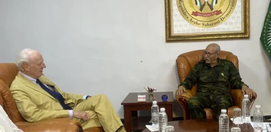 FOTOGRAFÍA. TINDUF (ARGELIA), 05 DE ABRIL DE 2025. El enviado especial de las Naciones Unidas para el Sahara Occidental, Staffan de Mistura (i), durante su visita a los campamentos de refugiados saharauis en Tinduf,  ciudad y municipio de Argelia situada en la provincia de Tinduf, a 1460 kilómetros al suroeste de Argel. Efe