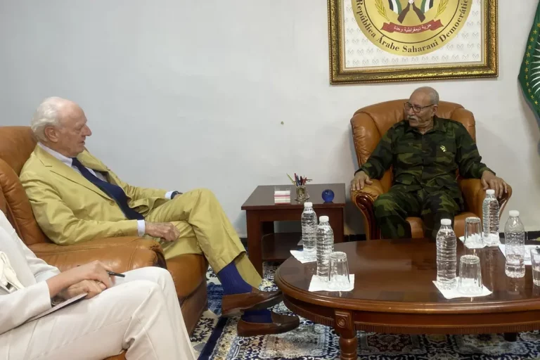 FOTOGRAFÍA. TINDUF (ARGELIA), 05 DE ABRIL DE 2025. El enviado especial de las Naciones Unidas para el Sahara Occidental, Staffan de Mistura (i), durante su visita a los campamentos de refugiados saharauis en Tinduf,  ciudad y municipio de Argelia situada en la provincia de Tinduf, a 1460 kilómetros al suroeste de Argel. Efe