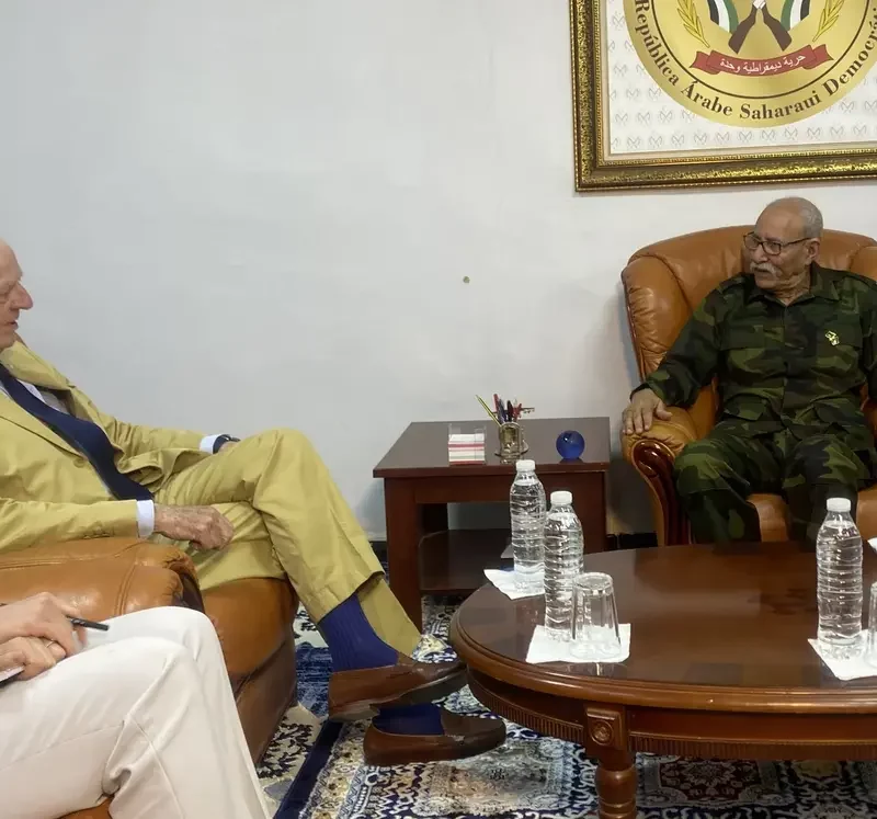 El Frente Polisario insiste en «el derecho a la autodeterminación» FOTOGRAFÍA. TINDUF (ARGELIA), 05 DE ABRIL DE 2025. El enviado especial de las Naciones Unidas para el Sahara Occidental, Staffan de Mistura (i), durante su visita a los campamentos de refugiados saharauis en Tinduf, ciudad y municipio de Argelia situada en la provincia de Tinduf, a 1460 kilómetros al suroeste de Argel. Efe