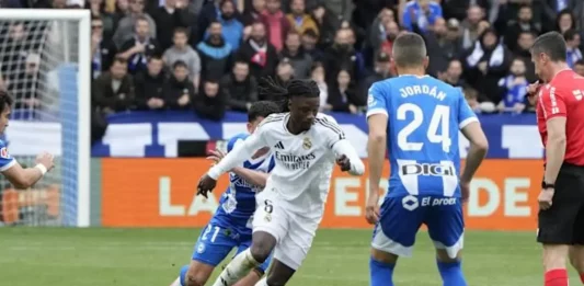 FOTOGRAFÍA. VITORIA (LAS VASCONGADAS) REINO DE ESPAÑA, 13 DE ABRIL DE 2025. El centrocampista del Alavés Carles Aleñá (i) disputa un balón ante el centrocampista del Real Madrid Eduardo Camavinga (c) este domingo, durante el partido de la jornada 31 de LaLiga EA Sports, entre el Deportivo Alavés y Real Madrid, en el estadio de Mendizorrotza de Vitoria. Efe