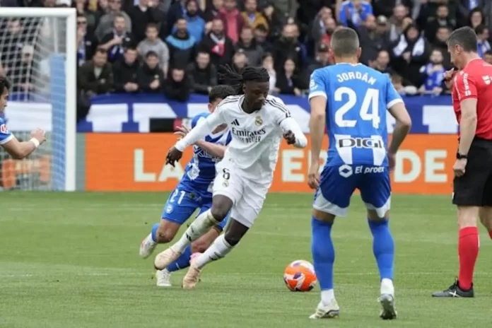 FOTOGRAFÍA. VITORIA (LAS VASCONGADAS) REINO DE ESPAÑA, 13 DE ABRIL DE 2025. El centrocampista del Alavés Carles Aleñá (i) disputa un balón ante el centrocampista del Real Madrid Eduardo Camavinga (c) este domingo, durante el partido de la jornada 31 de LaLiga EA Sports, entre el Deportivo Alavés y Real Madrid, en el estadio de Mendizorrotza de Vitoria. Efe