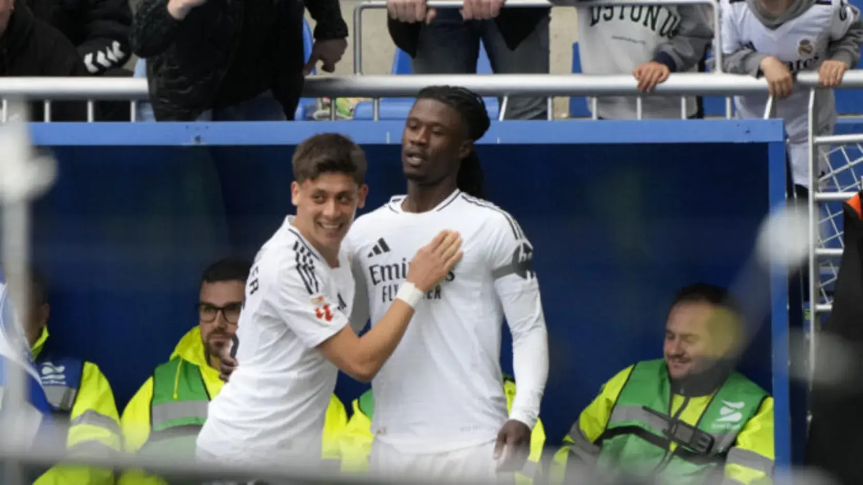 FOTOGRAFÍA. VITORIA (LAS VASCONGADAS) REINO DE ESPAÑA, 13 DE ABRIL DE 2025. El defensa francés del Real Madrid Eduardo Camavinga (d) celebra tras anotar el primer gol del equipo este domingo, durante el partido de la jornada 31 de LaLiga EA Sports, entre el Deportivo Alavés y Real Madrid, en el estadio de Mendizorrotza de Vitoria. Efe