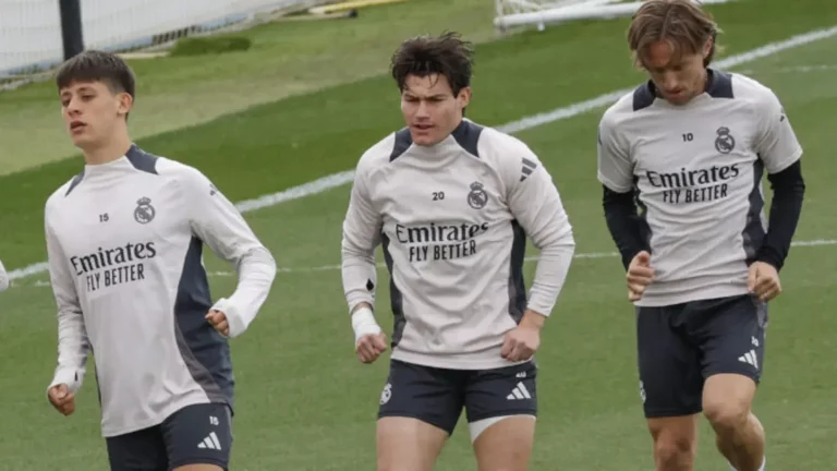 FOTOGRAFÍA. MADRID (REINO DE ESPAÑA), 15 DE ABRIL DE 2025. (izda a dcha) Los jugadores del Real Madrid Arda Guler, Fran García y Luka Modric en el entrenamiento celebrado este martes en la Ciudad Deportiva de Valdebebas, en la víspera del partido de vuelta de cuartos de final de la Liga de Campeones ante el Arsenal. Efe
