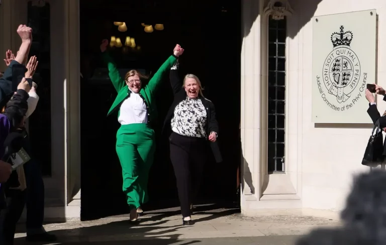 FOTOGRAFÍA. LONDRES (REINO UNIDO), 16 DE ABRIL DE 2025. Susan Smith (L) y Marion Calder celebran fuera de la Corte Suprema en Londres, Gran Bretaña, el 16 de abril de 2025, tras su fallo que establece que la definición de mujer se basa en el sexo biológico. (Reino Unido, Londres). Efe