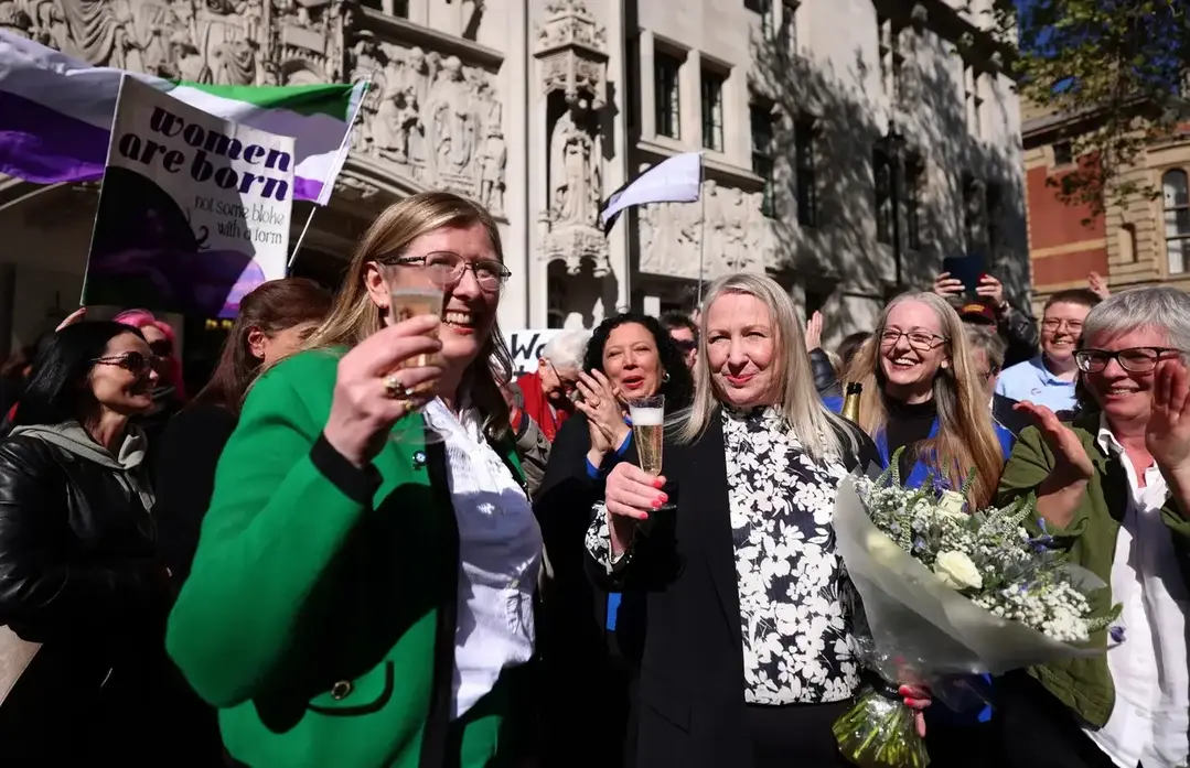 FOTOGRAFÍA. LONDRES (REINO UNIDO), 16 DE ABRIL DE 2025. Las mujeres celebran frente al Tribunal Supremo en Londres, Reino Unido, el 16 de abril de 2025, tras su fallo de que la definición de mujer se basa en el sexo biológico. (United Kingdom, London). Efe