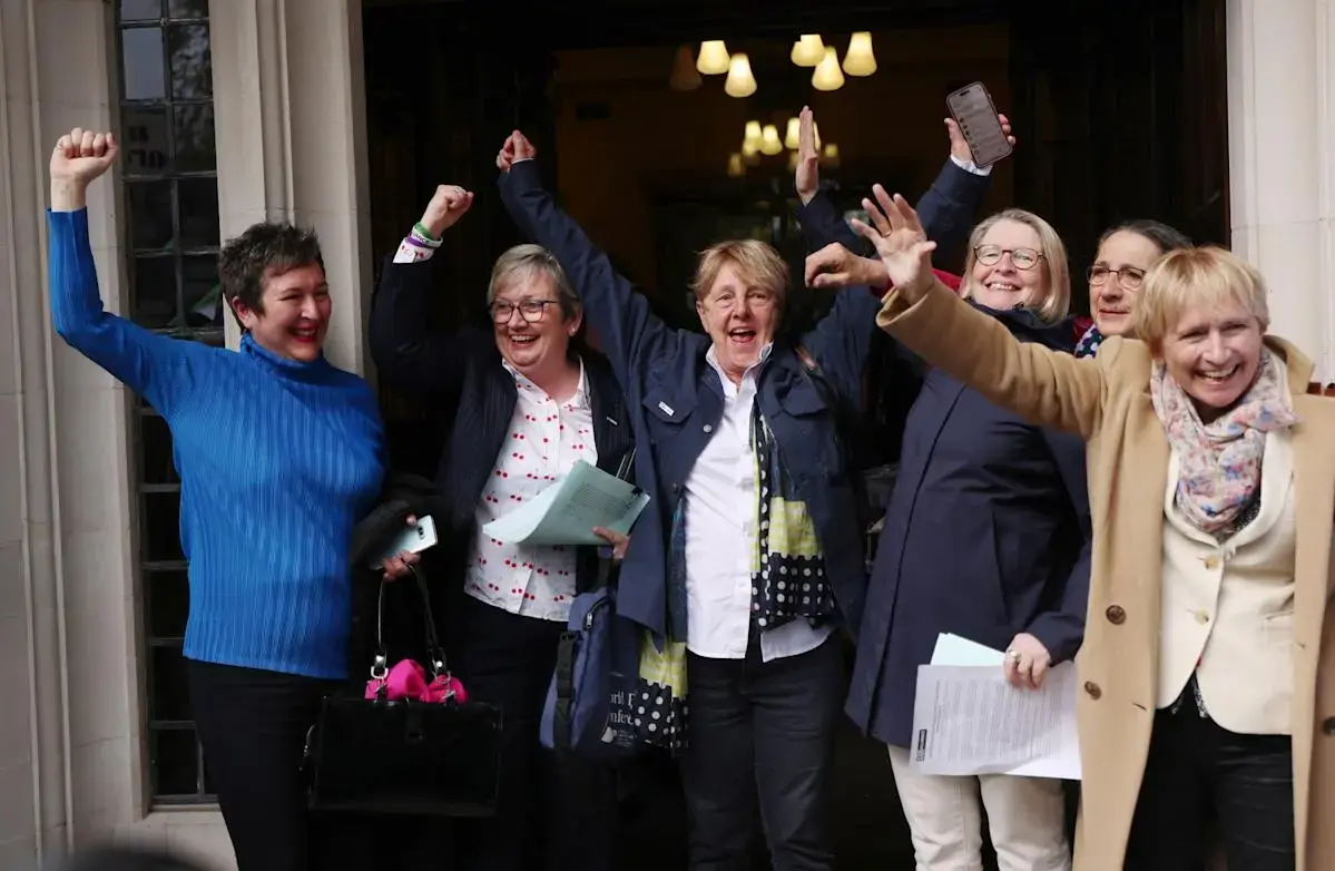 FOTOGRAFÍA. LONDRES (REINO UNIDO), 16 DE ABRIL DE 2025. El Gobierno británico consideró este miércoles que el fallo del Tribunal Supremo que dicta que la definición de 'mujer' en la ley está determinada por el sexo biológico aporta "claridad", por ejemplo de cara a los espacios diferenciados por sexo, como baños y clubes deportivos. El dictamen del Supremo, máxima instancia judicial británica, pone fin a una larga batalla legal iniciada por la organización defensora de las mujeres 'For Women Scotland', que disputaba la definición adoptada por el Ejecutivo autonómico escocés. Efe