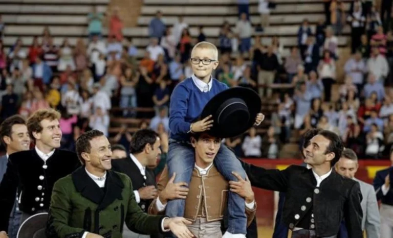 FOTOGRAFÍA. VALENCIA (ESPAÑA), AÑO 2016. Adrián Hinojosa, el niño de ocho años con cáncer y que sueña con ser torero, es llevado a hombros por los toreros en el festival celebrado en la Plaza de toros de Valencia en su homenaje, con el fin de recaudar fondos para la Fundación de Oncohematología infantil. Efe
