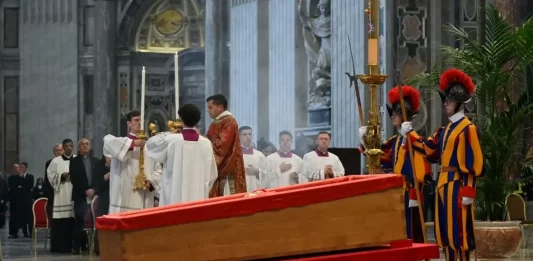 FOTOGRAFÍA. CIUDAD DLE VATICANO (EL VATICANO), 23 DE ABRIL DE 2025. El próximo viernes 25 de abril de 2025, a las 20:00 horas, en la Basílica de San Pedro, el cardenal Camarlengo de la Santa Romana Iglesia, presidirá el rito del cierre del féretro del Romano Pontífice Francisco. Y el sábado 26 de abril, al final de la Misa exequial, el féretro del papa Francisco (Jorge Mario Bergoglio), será acompañado a la Basílica Papal de Santa María la Mayor para su sepultura. Lasvocesdelpueblo (Ñ Pueblo)