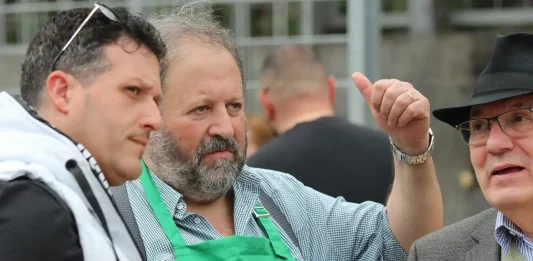 FOTOGRAFÍA. BARCELONA (CATALUÑA) REINO DE ESPAÑA, 05 DE ABRIL DE 2025. En la imagen, el cocinero de VOX y concejal del Grupo Municipal en el Ayuntamiento de Barcelona, Liberto Senderos Oliva. El secretario general de VOX y presidente del Grupo Parlamentario en el Parlamento de Cataluña, Ignacio Garriga Vaz de Conceçao; junto al presidente del partido en la provincia de Barcelona y portavoz del Grupo VOX Parlament de Catalunya, Joan Garriga Doménech; y el coordinador de esta formación en la ciudad de Barcelona y presidente del Grupo Municipal VOX Ayuntamiento de Barcelona, Gonzalo de Oro-Pulido Plaza; ha participado este mediodía en la "Gran Butifarrada Popular de VOX Barcelona" en el Parque Nudo Trinidad de la ciudad condal. Lasvocesdelpueblo (Ñ Pueblo)