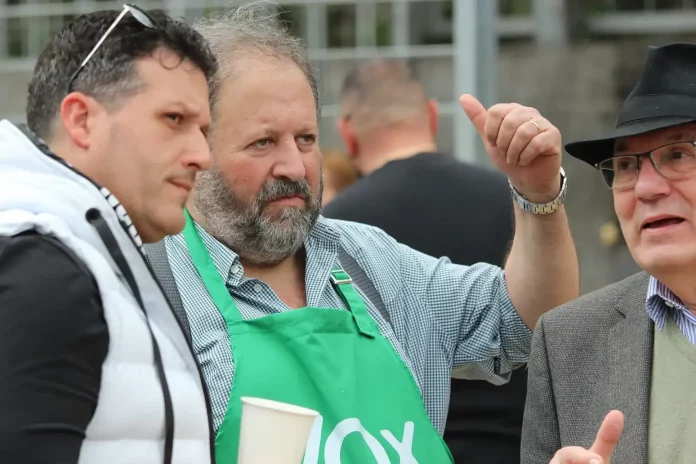 FOTOGRAFÍA. BARCELONA (CATALUÑA) REINO DE ESPAÑA, 05 DE ABRIL DE 2025. En la imagen, el cocinero de VOX y concejal del Grupo Municipal en el Ayuntamiento de Barcelona, Liberto Senderos Oliva. El secretario general de VOX y presidente del Grupo Parlamentario en el Parlamento de Cataluña, Ignacio Garriga Vaz de Conceçao; junto al presidente del partido en la provincia de Barcelona y portavoz del Grupo VOX Parlament de Catalunya, Joan Garriga Doménech; y el coordinador de esta formación en la ciudad de Barcelona y presidente del Grupo Municipal VOX Ayuntamiento de Barcelona, Gonzalo de Oro-Pulido Plaza; ha participado este mediodía en la "Gran Butifarrada Popular de VOX Barcelona" en el Parque Nudo Trinidad de la ciudad condal. Lasvocesdelpueblo (Ñ Pueblo)
