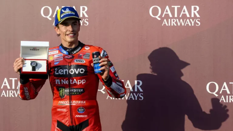 FOTOGRAFÍA. LUSAIL (CATAR), 12 DE ABRIL DE 2025. El español Marc Márquez (Ducati Desmosedici GP25) celebra la 'pole' en Lusail, Catar. Efe
