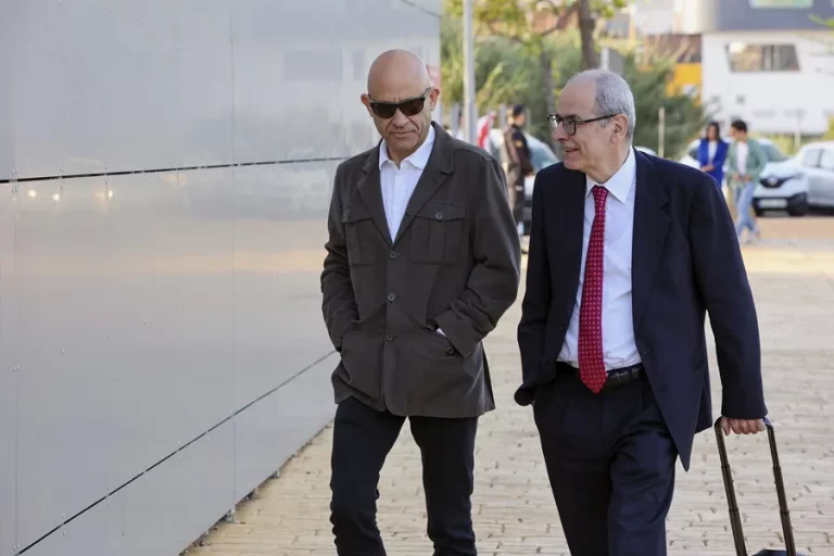 FOTOGRAFÍA. BADAJOZ (EXTREMADURA) REINO DE ESPAÑA, 25 DE ABRIL DE 2025.- El funcionario Luis María Carrero Pérez (i), a su llegada a los juzgados en Badajoz. Efe