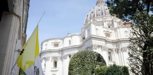 FOTOGRAFÍA. CIUDAD DEL VATICANO (EL VATICANO), 21 DE ABRIL DE 2025. Detalle de la bandera de El Vaticano a media asta, señal de luto y duelo por la muerte del Obispo de Roma y jefe supremo de la Iglesia Católica, el argentino Jorge Mario Bergoglio (Papa Francisco), fallecido por "Derrame cerebral, el coma, y colapso cardiovascular irreversible", a las 7:35 horas de esta mañana en su apartamento de la Casa Santa Marta, según el informe de defunción publicado esta tarde por la Oficina de Prensa de la Santa Sede, que firma el profesor Andrea Arcangeli, director de la Dirección de Sanidad e Higiene del Estado de la Ciudad del Vaticano. Lasvocesdelpueblo (Ñ Pueblo)