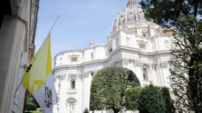 FOTOGRAFÍA. CIUDAD DEL VATICANO (EL VATICANO), 21 DE ABRIL DE 2025. Detalle de la bandera de El Vaticano a media asta, señal de luto y duelo por la muerte del Obispo de Roma y jefe supremo de la Iglesia Católica, el argentino Jorge Mario Bergoglio (Papa Francisco), fallecido por "Derrame cerebral, el coma, y colapso cardiovascular irreversible", a las 7:35 horas de esta mañana en su apartamento de la Casa Santa Marta, según el informe de defunción publicado esta tarde por la Oficina de Prensa de la Santa Sede, que firma el profesor Andrea Arcangeli, director de la Dirección de Sanidad e Higiene del Estado de la Ciudad del Vaticano. Lasvocesdelpueblo (Ñ Pueblo)
