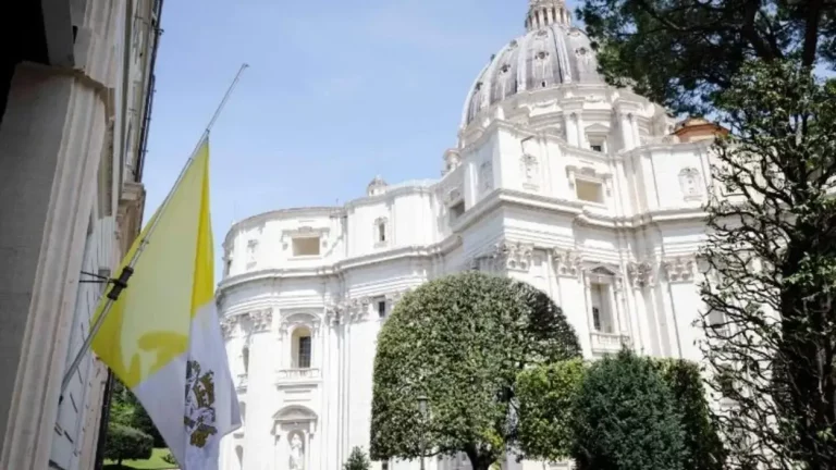 FOTOGRAFÍA. CIUDAD DEL VATICANO (EL VATICANO), 21 DE ABRIL DE 2025. Detalle de la bandera de El Vaticano a media asta, señal de luto y duelo por la muerte del Obispo de Roma y jefe supremo de la Iglesia Católica, el argentino Jorge Mario Bergoglio (Papa Francisco), fallecido por "Derrame cerebral, el coma, y colapso cardiovascular irreversible", a las 7:35 horas de esta mañana en su apartamento de la Casa Santa Marta, según el informe de defunción publicado esta tarde por la Oficina de Prensa de la Santa Sede, que firma el profesor Andrea Arcangeli, director de la Dirección de Sanidad e Higiene del Estado de la Ciudad del Vaticano. Lasvocesdelpueblo (Ñ Pueblo)