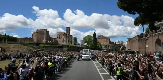 FOTOGRAFÍA. CIUDAD DEL VATICANO (EL VATICANO), 26 DE ABRIL DE 2025. Traslado del féretro con el cuerpo de Jorge Mario Bergoglio (papa Francisco), desde San Pedro hasta Santa María la Mayor, 26 de abril de 2025. El papa Francisco descansa ya en el santuario mariano que tanto amó. Lasvocesdelpueblo (Ñ Pueblo)