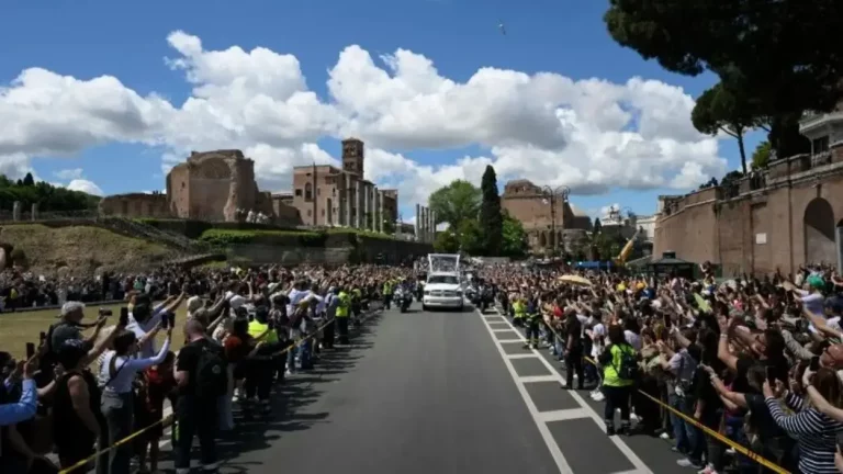 FOTOGRAFÍA. CIUDAD DEL VATICANO (EL VATICANO), 26 DE ABRIL DE 2025. Traslado del féretro con el cuerpo de Jorge Mario Bergoglio (papa Francisco), desde San Pedro hasta Santa María la Mayor, 26 de abril de 2025. El papa Francisco descansa ya en el santuario mariano que tanto amó. Lasvocesdelpueblo (Ñ Pueblo)