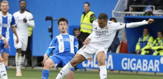 FOTOGRAFÍA. VITORIA (LAS VASCONGADAS) REINO DE ESPAÑA, 13 DE ABRIL DE 2025. El centrocampista del Alavés Antonio Blanco (i) recibe una entrada por parte del delantero francés del Real Madrid Kylian Mbappé, por la cual ha recibido tarjeta roja, este domingo, durante el partido de la jornada 31 de LaLiga EA Sports, entre el Deportivo Alavés y Real Madrid, en el estadio de Mendizorrotza de Vitoria. Efe