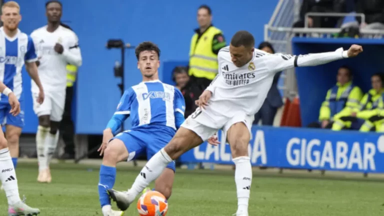 FOTOGRAFÍA. VITORIA (LAS VASCONGADAS) REINO DE ESPAÑA, 13 DE ABRIL DE 2025. El centrocampista del Alavés Antonio Blanco (i) recibe una entrada por parte del delantero francés del Real Madrid Kylian Mbappé, por la cual ha recibido tarjeta roja, este domingo, durante el partido de la jornada 31 de LaLiga EA Sports, entre el Deportivo Alavés y Real Madrid, en el estadio de Mendizorrotza de Vitoria. Efe