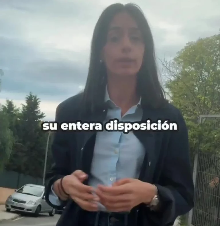 FOTOGRAFÍA. MATARÓ (BARCELONA), 26 DE ABRIL DE 2025. La portavoz del Grupo Municipal de VOX en el Ayuntamiento de Mataró y diputada por Barcelona al Parlamento de Cataluña, Mónica Lora Cisquer, registrad en un momento de sus declaraciones cerca de un Instituto de Mataró donde, a la salida del colegio, un alumno (adolescente de 13 años), fue salvajemente apaleado por una turba de inmigrantes magrebíes, hasta acabar ingresado en un hospital con varias costillas rotas. Captura vídeo. Lasvocesdelpueblo (Ñ Pueblo)